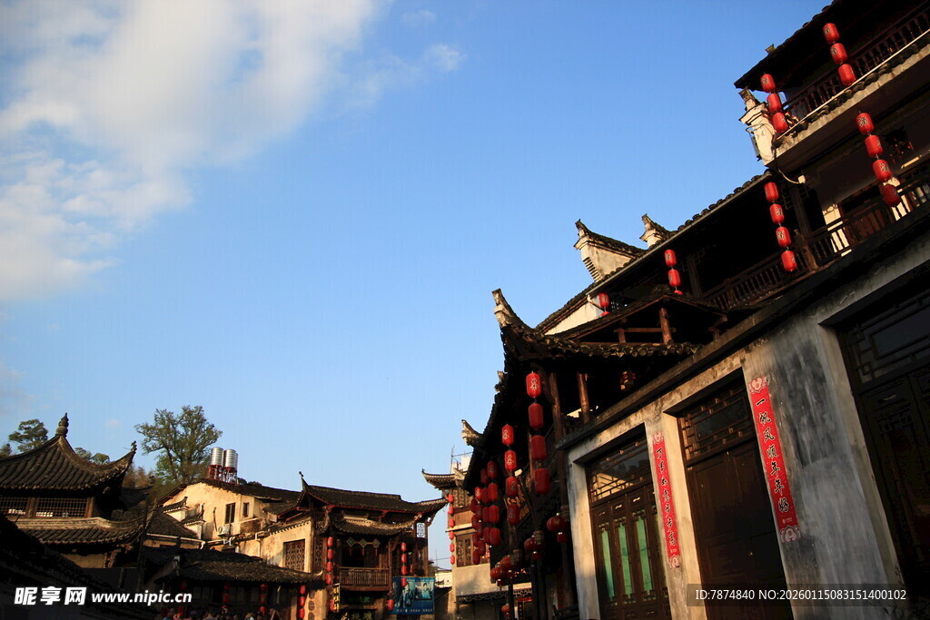 古巷中式建筑映蓝天