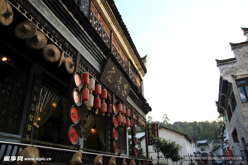 古街店铺挂饰营造传统氛围