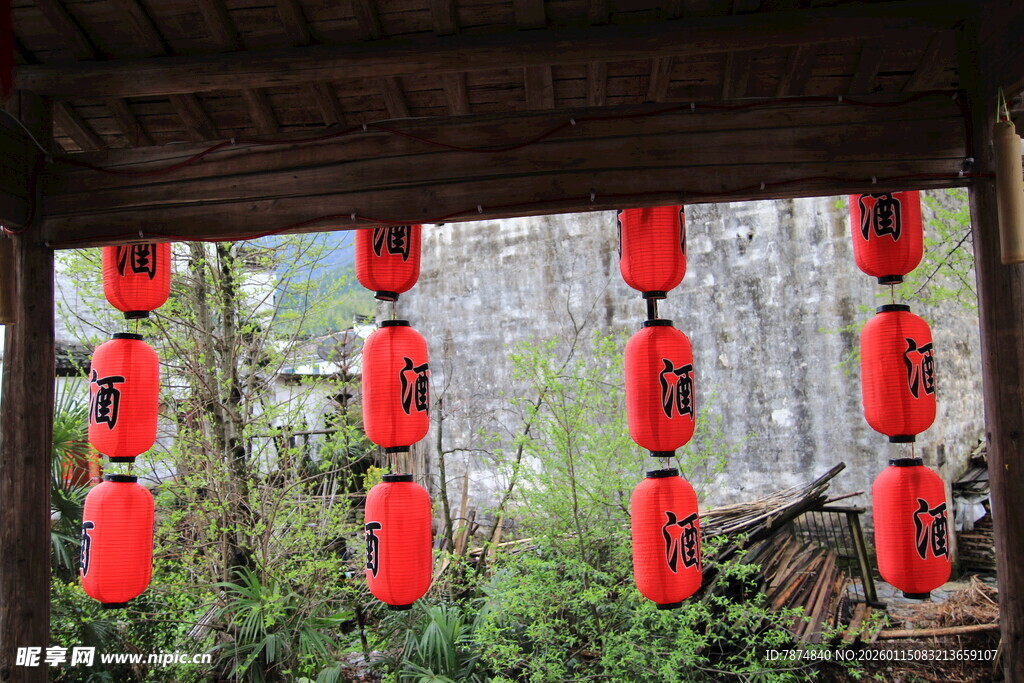 屋檐下的串串红灯笼