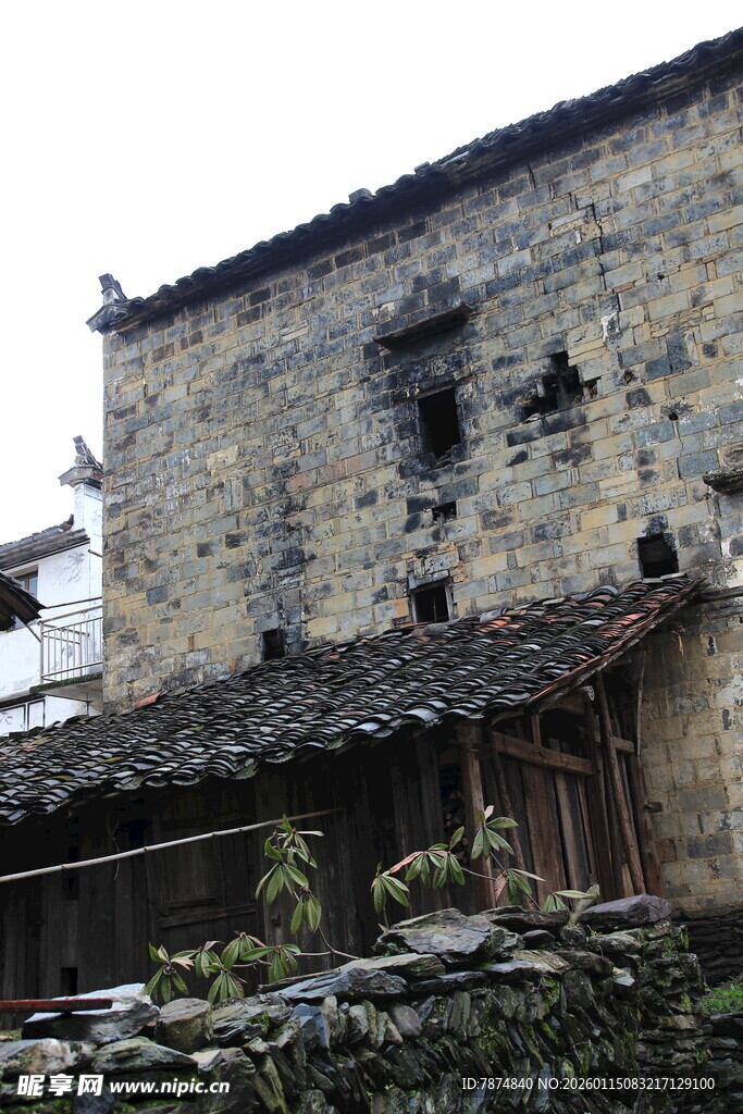 古老破旧的传统民居一角