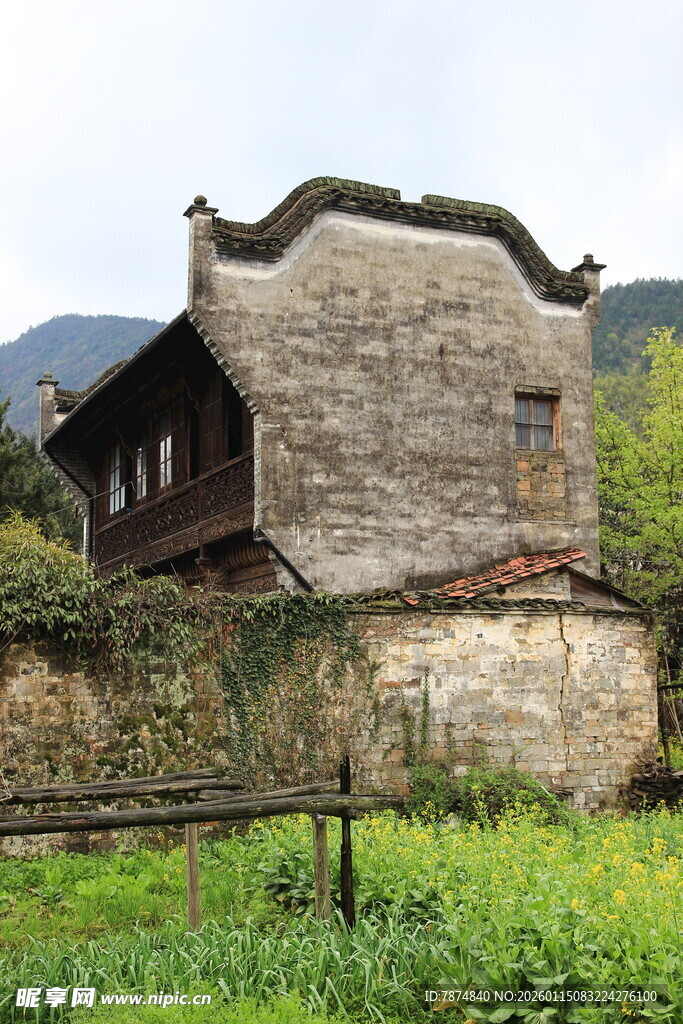 古朴老房立于绿野之间