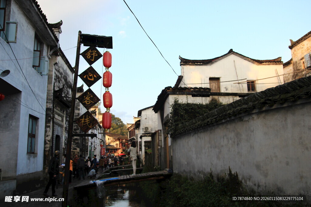 古巷灯笼映白墙