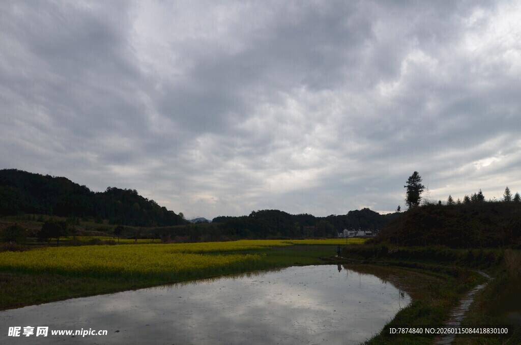 田园河畔 阴云下的自然景致