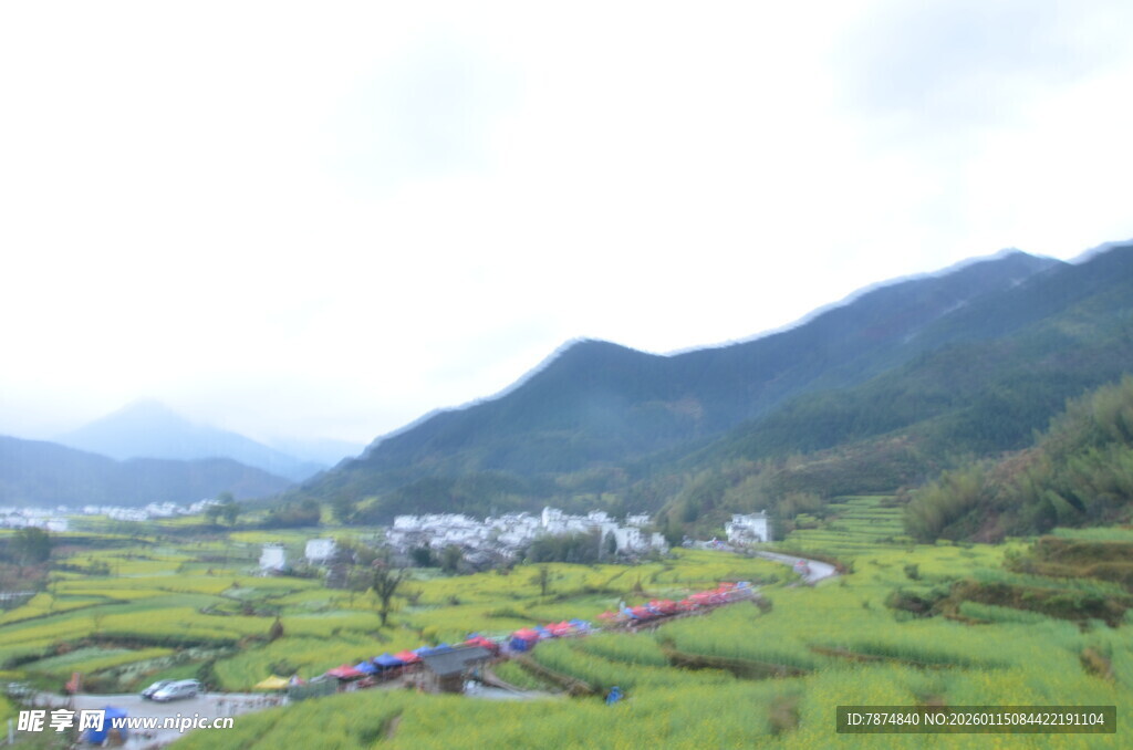 山间绿野中的村落美景