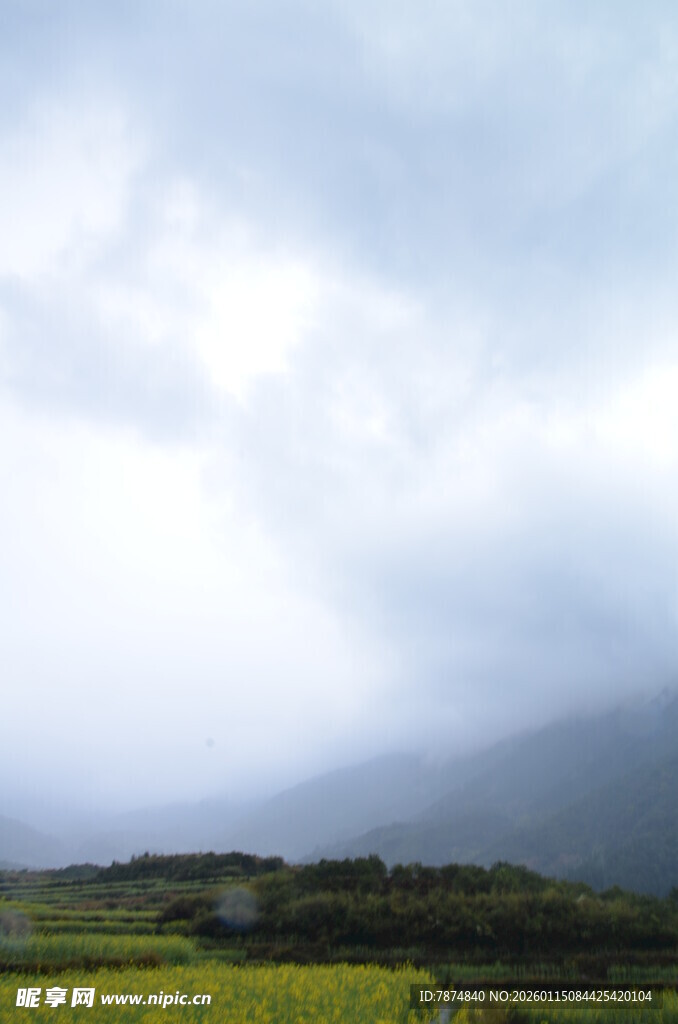 田野上空的多云天气