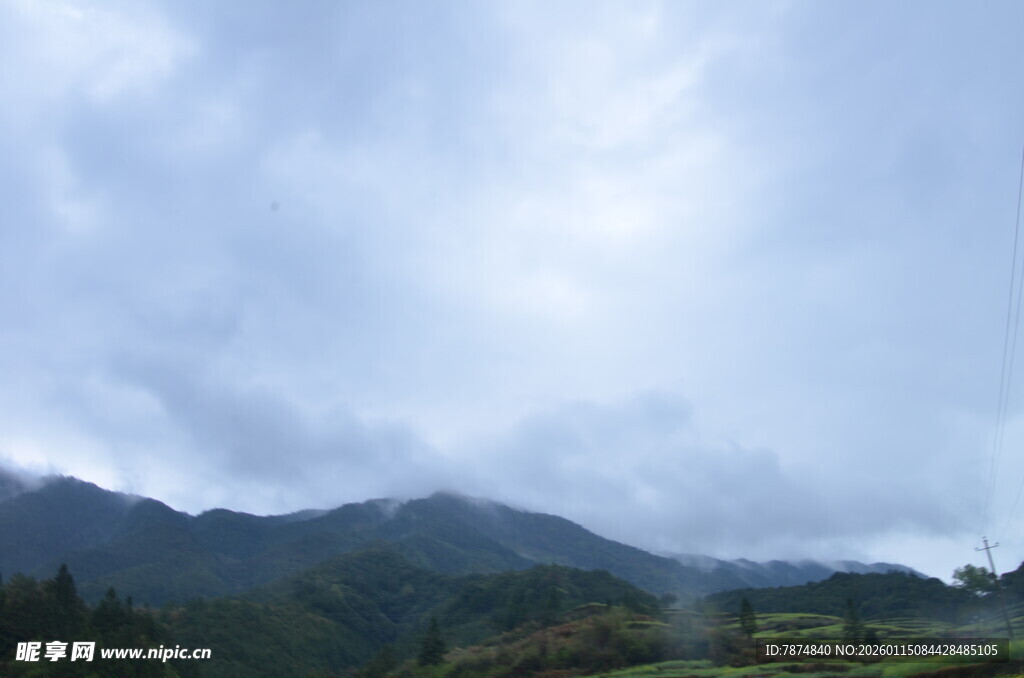山间云雾缭绕的秀丽景致