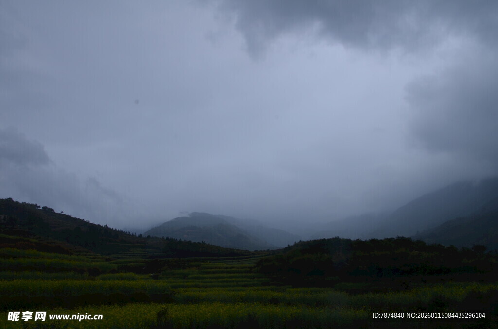 乌云笼罩下的山间景色