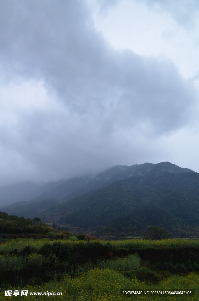 云雾缭绕下的山峦风光