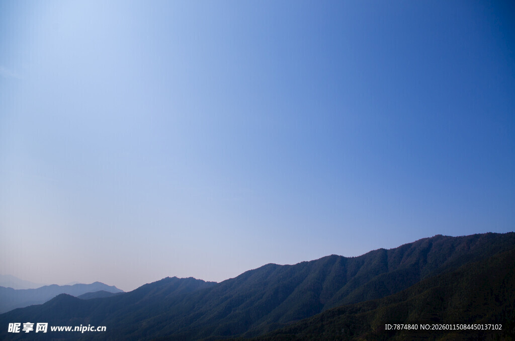 蓝天映衬下的连绵山脉