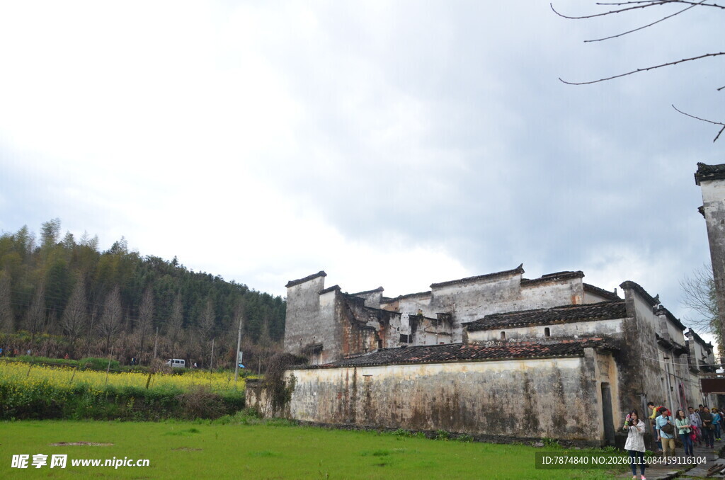 徽派古建旁的绿野风光