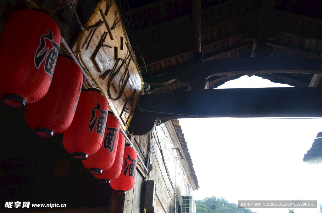 屋檐下的红色中式灯笼