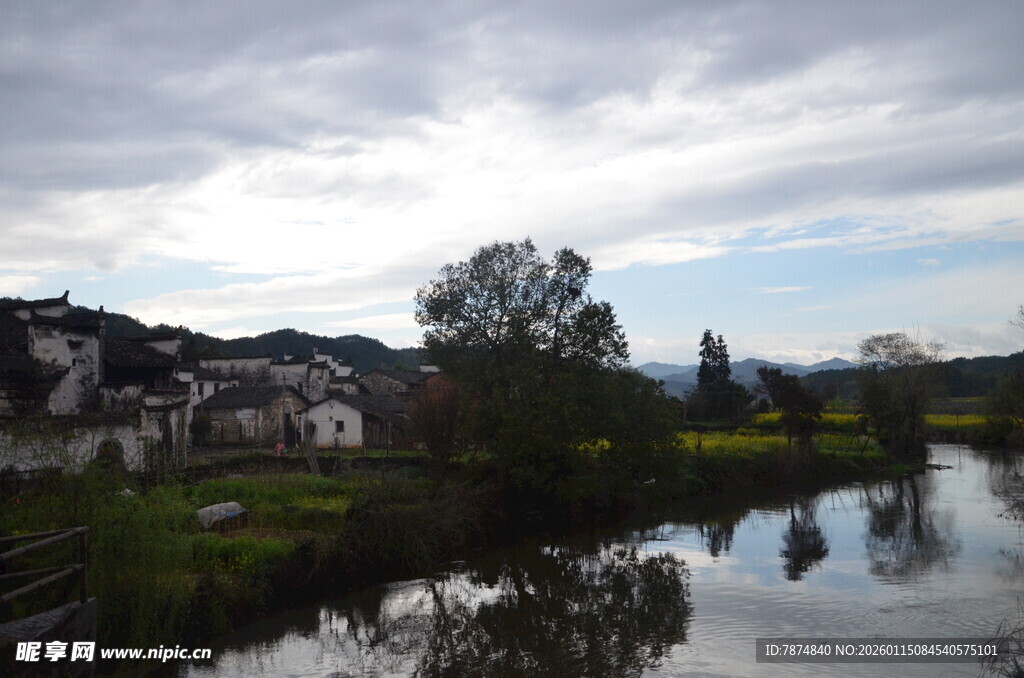 江南水乡河畔村落美景