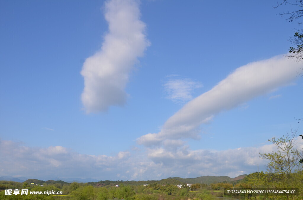 蓝天飘絮状白云的自然美景