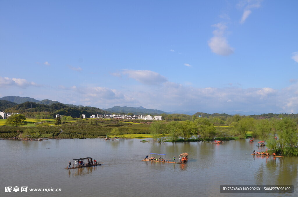 湖畔风光 小船悠游于碧水间