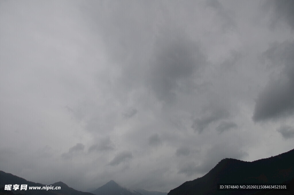 乌云笼罩下的山峦