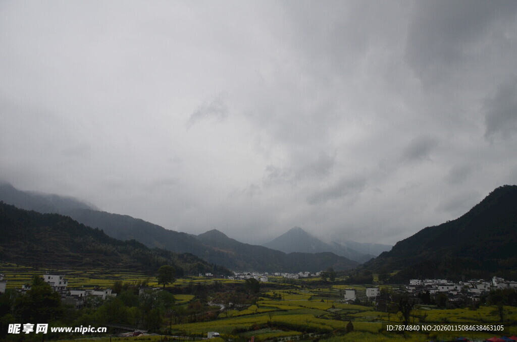 山间云雾下的田园景致