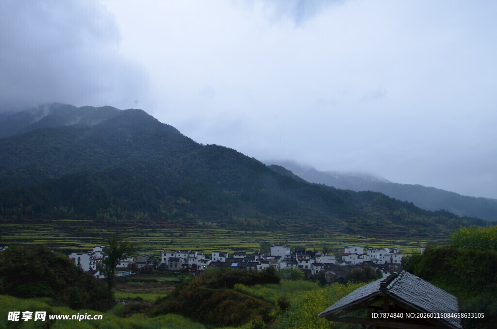山间村落 云雾缭绕之景