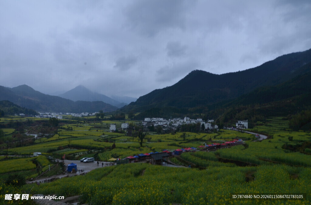 山间绿野村庄 云雾缭绕景