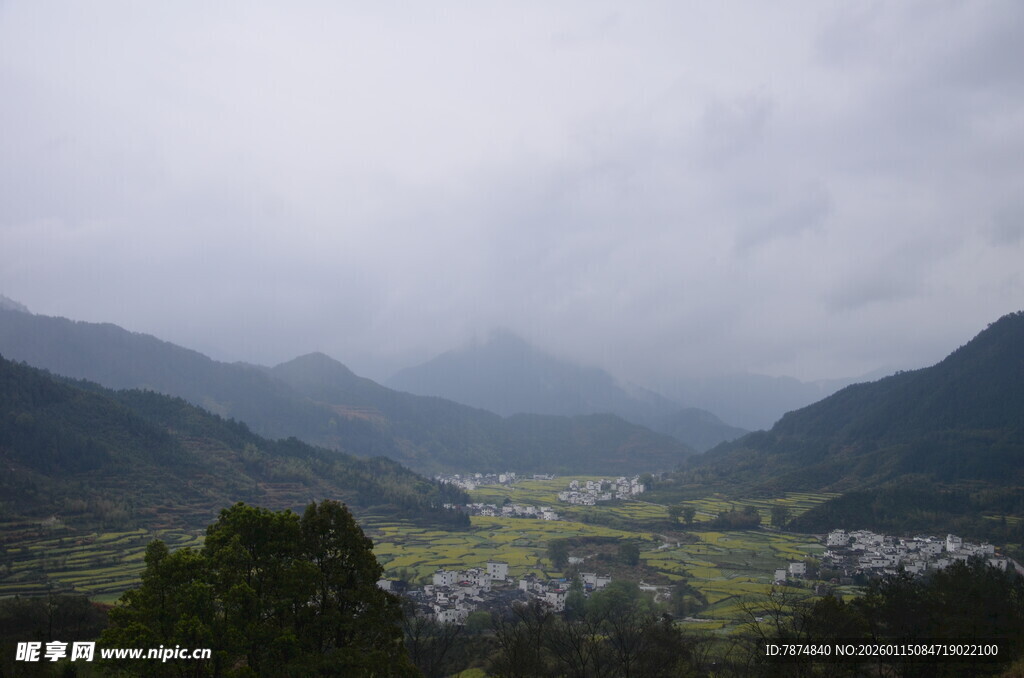 山间村落 云雾缭绕之景