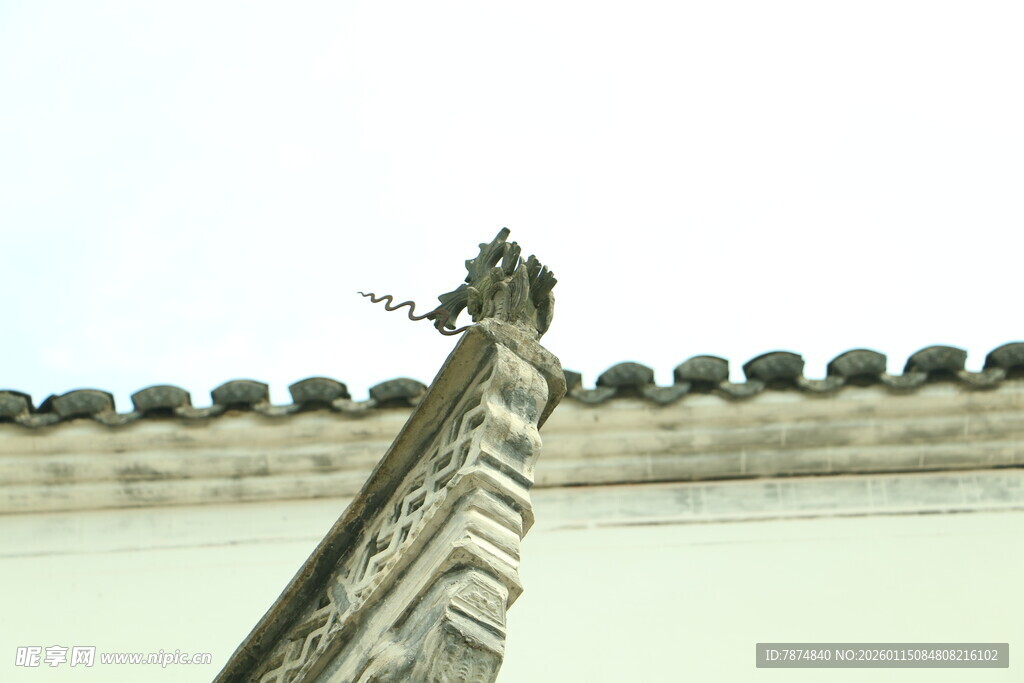 古建筑屋檐上的精美雕刻