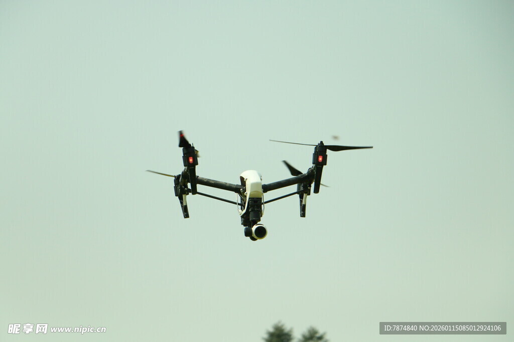 空中飞行的四旋翼无人机