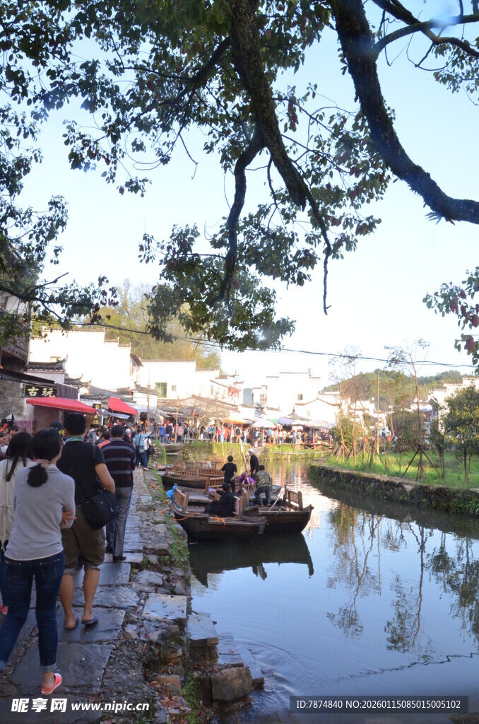 水乡河畔游人漫步赏景