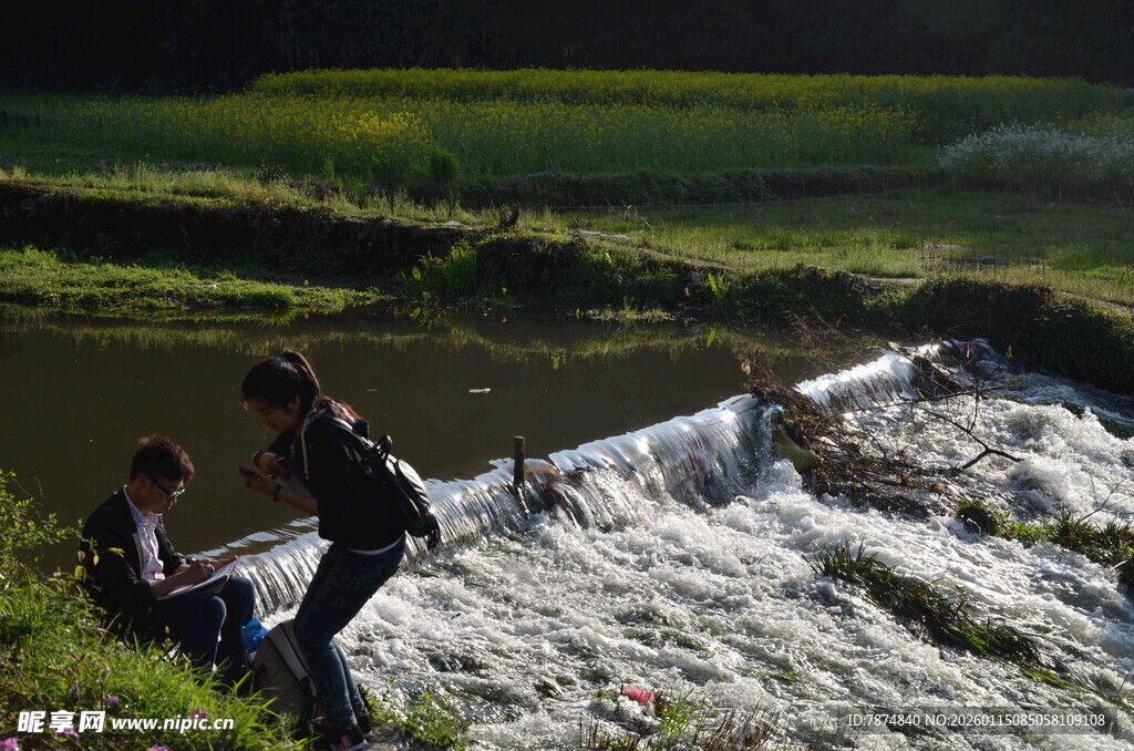河边嬉戏的人们