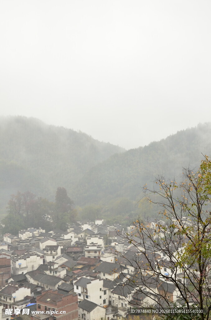 雾中古朴村落远景
