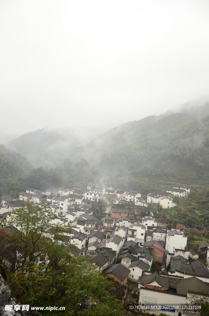 雾中村落 静谧山居图景
