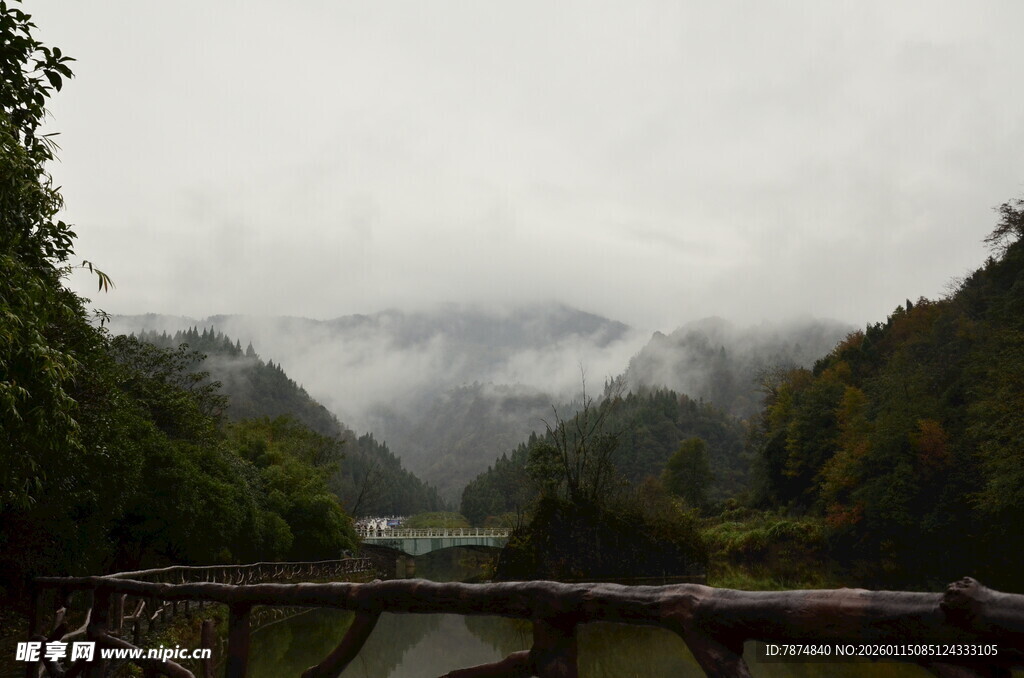 山间云雾缭绕的秀丽景致