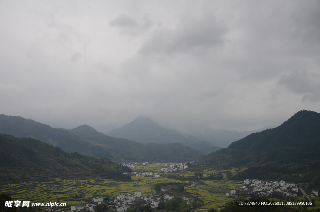山间村落 云雾缭绕之景
