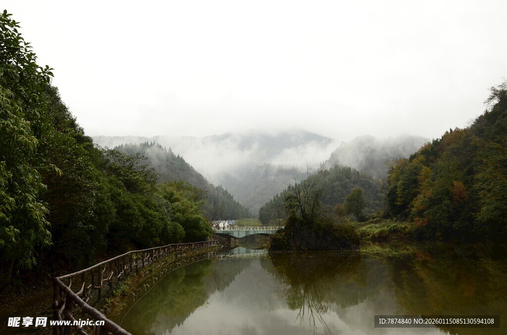 山间云雾缭绕的静谧湖泊