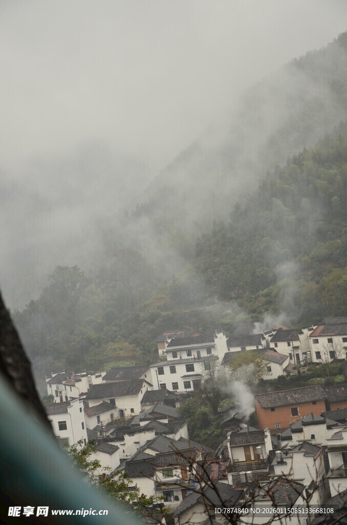 云雾缭绕中的山间村落