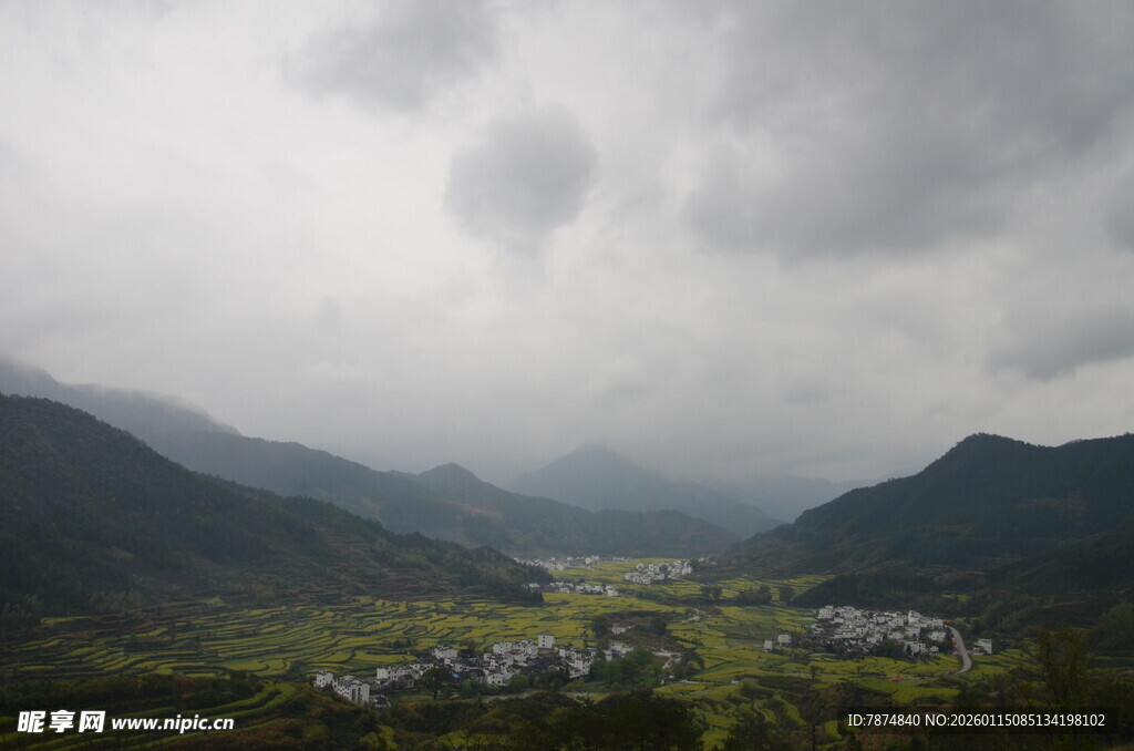 山间村落隐于阴云之下