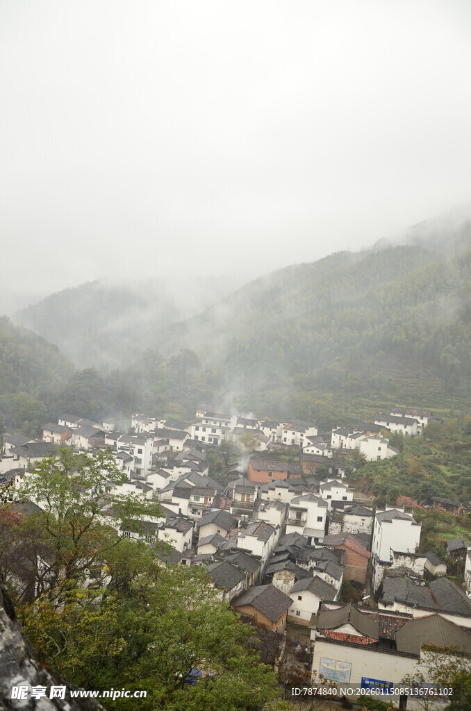 雾中朦胧山村景色