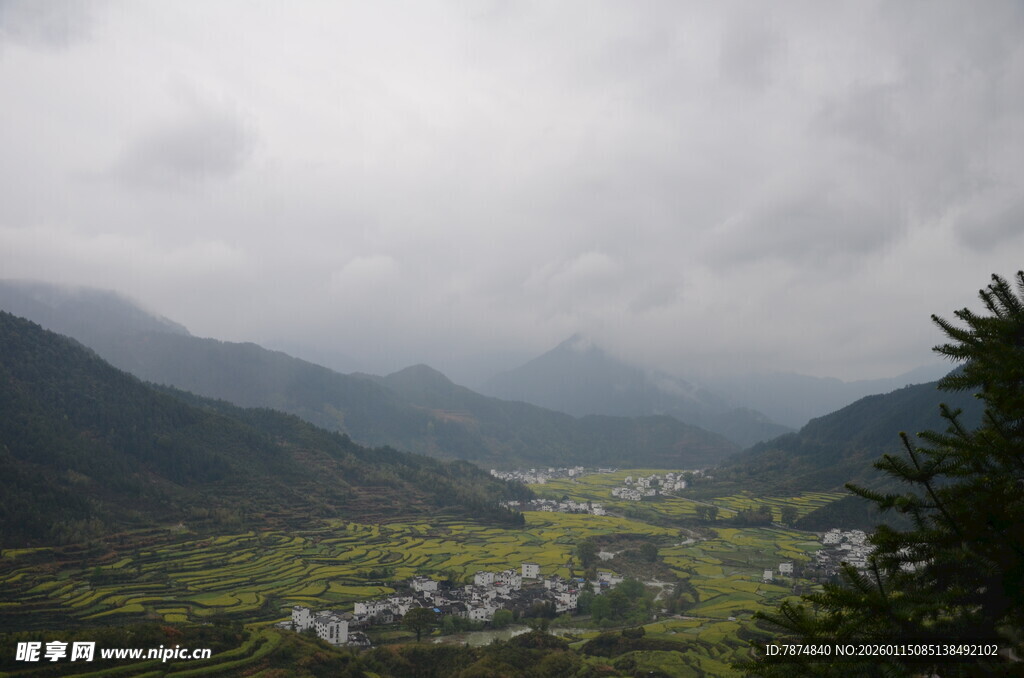 山间云雾缭绕的村落景观