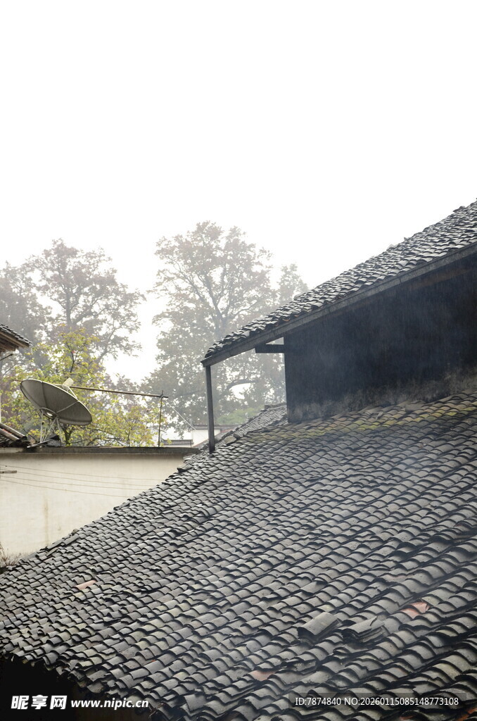 古朴瓦顶的中式传统建筑