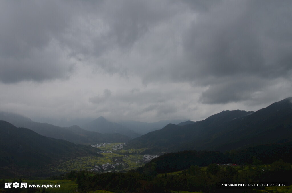 山间阴云密布的壮丽景色