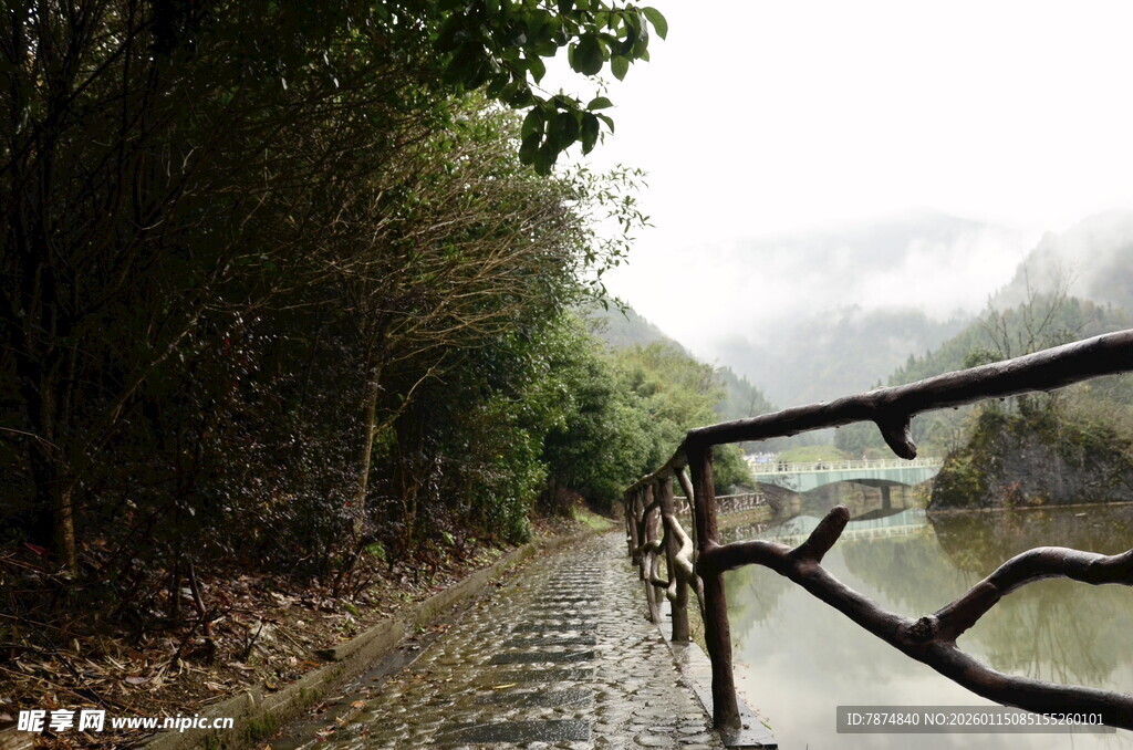 雨中河畔骑行小道