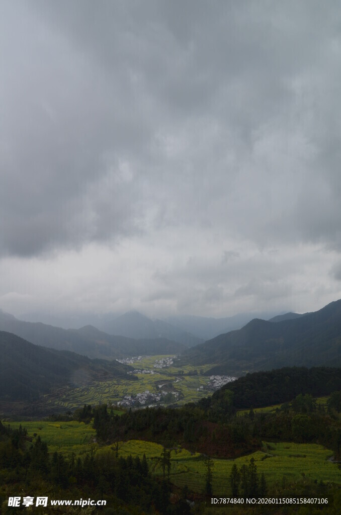 山间阴云下的绿野风光