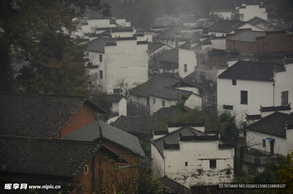 雾中徽派村落景致