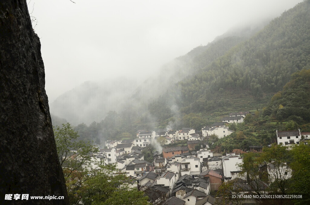 雾中隐现的山间村落