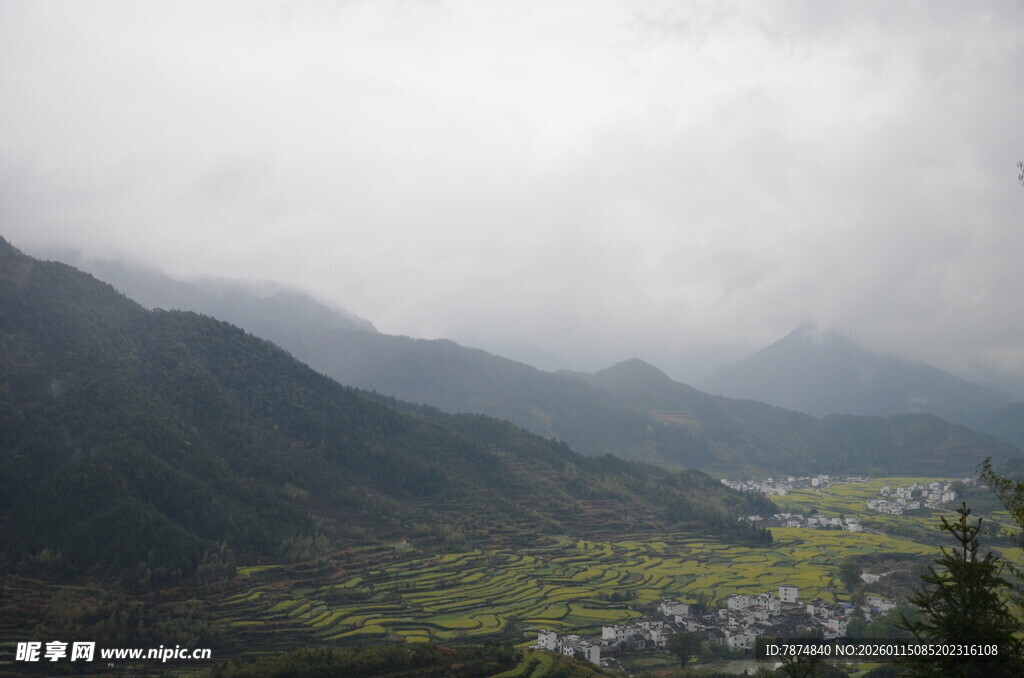 山间云雾缭绕的村落景观
