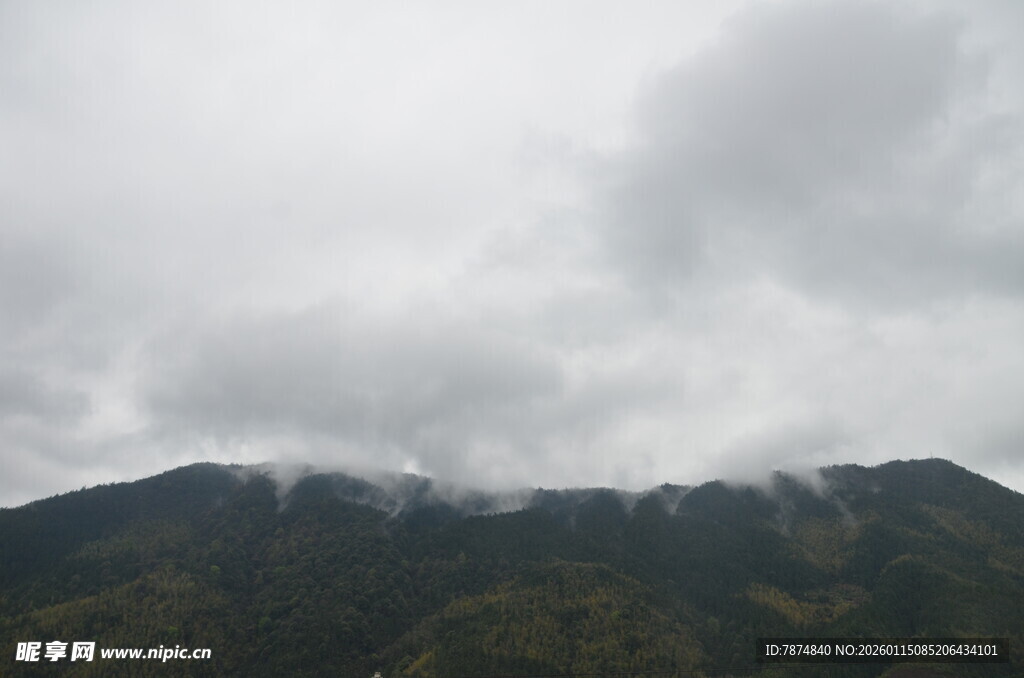 云雾缭绕的山峦