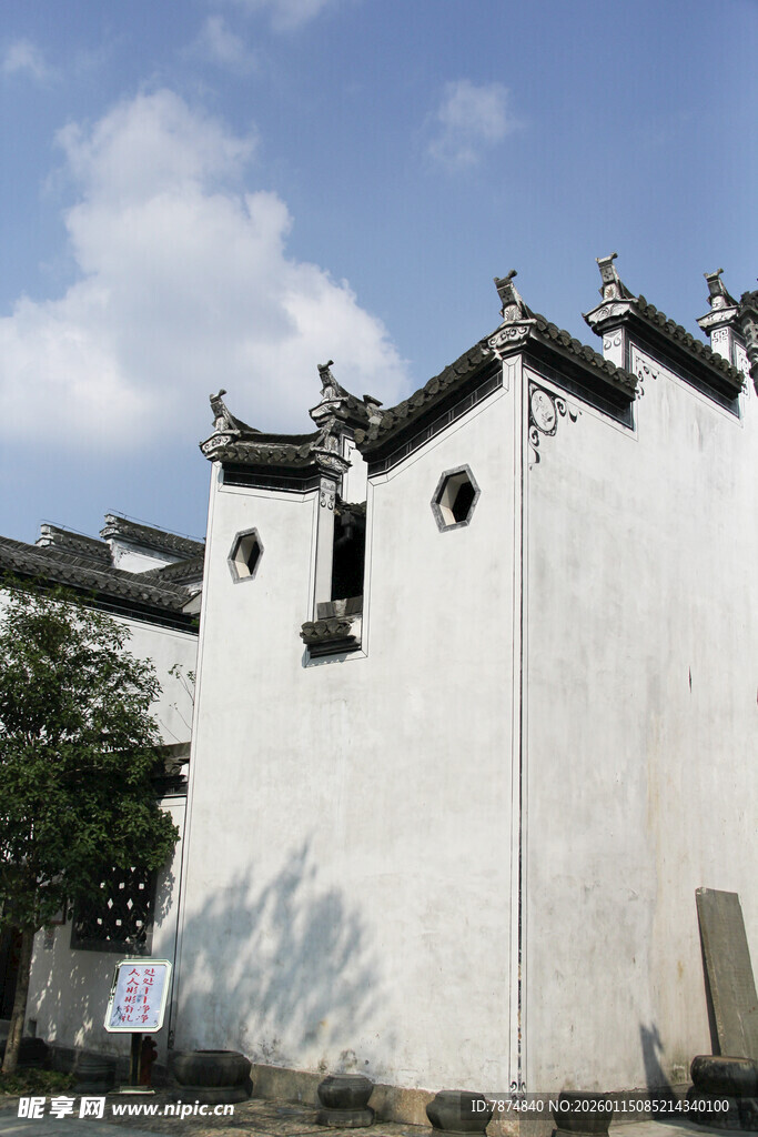中式古建筑白墙黛瓦一角