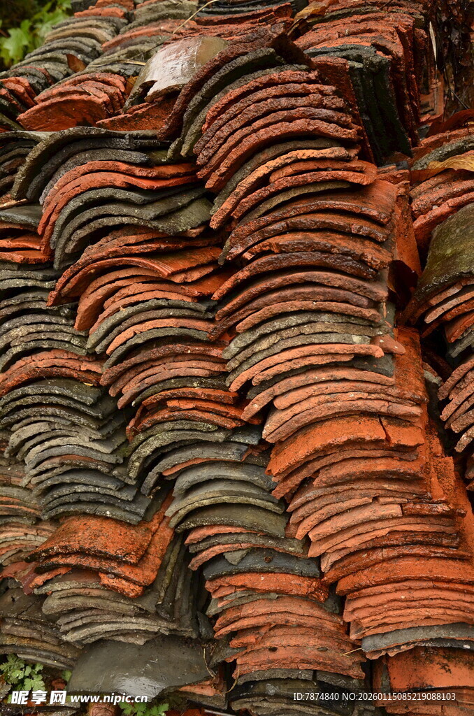传统红瓦屋顶瓦片景观