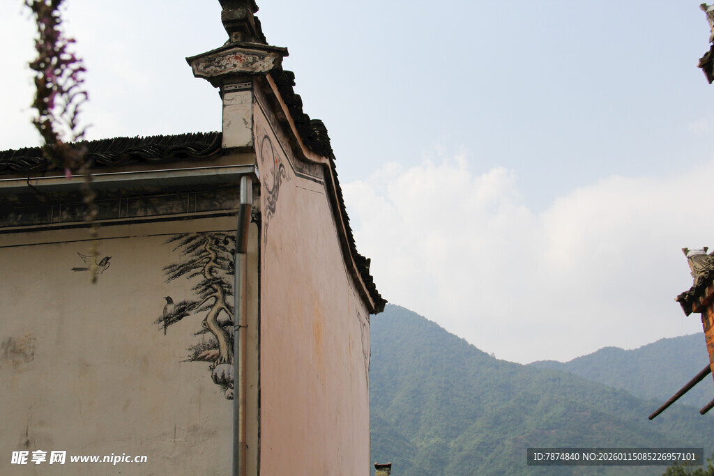 古宅一角 远山云雾相伴