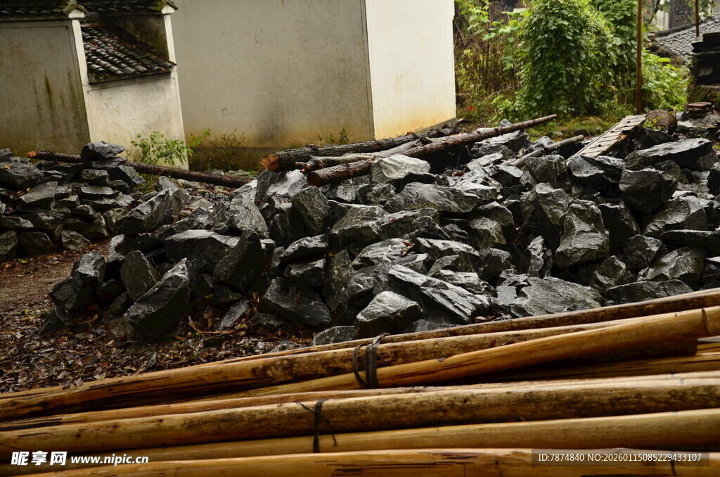 黑色物体与竹子堆放场景