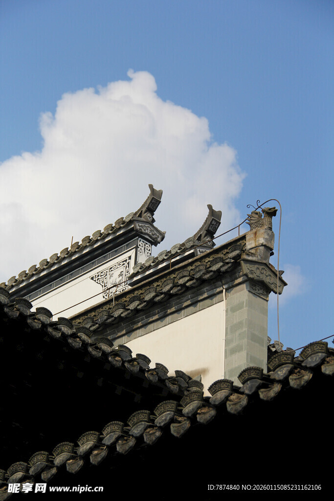 中式屋顶 飞檐翘角映蓝天