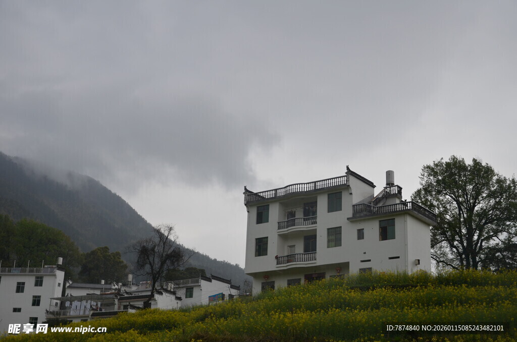 山间云雾下的中式建筑群